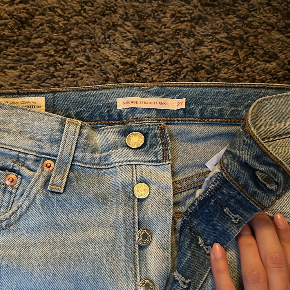 Light Wash LEVI straight ankle Jeans - Picture 2 of 4